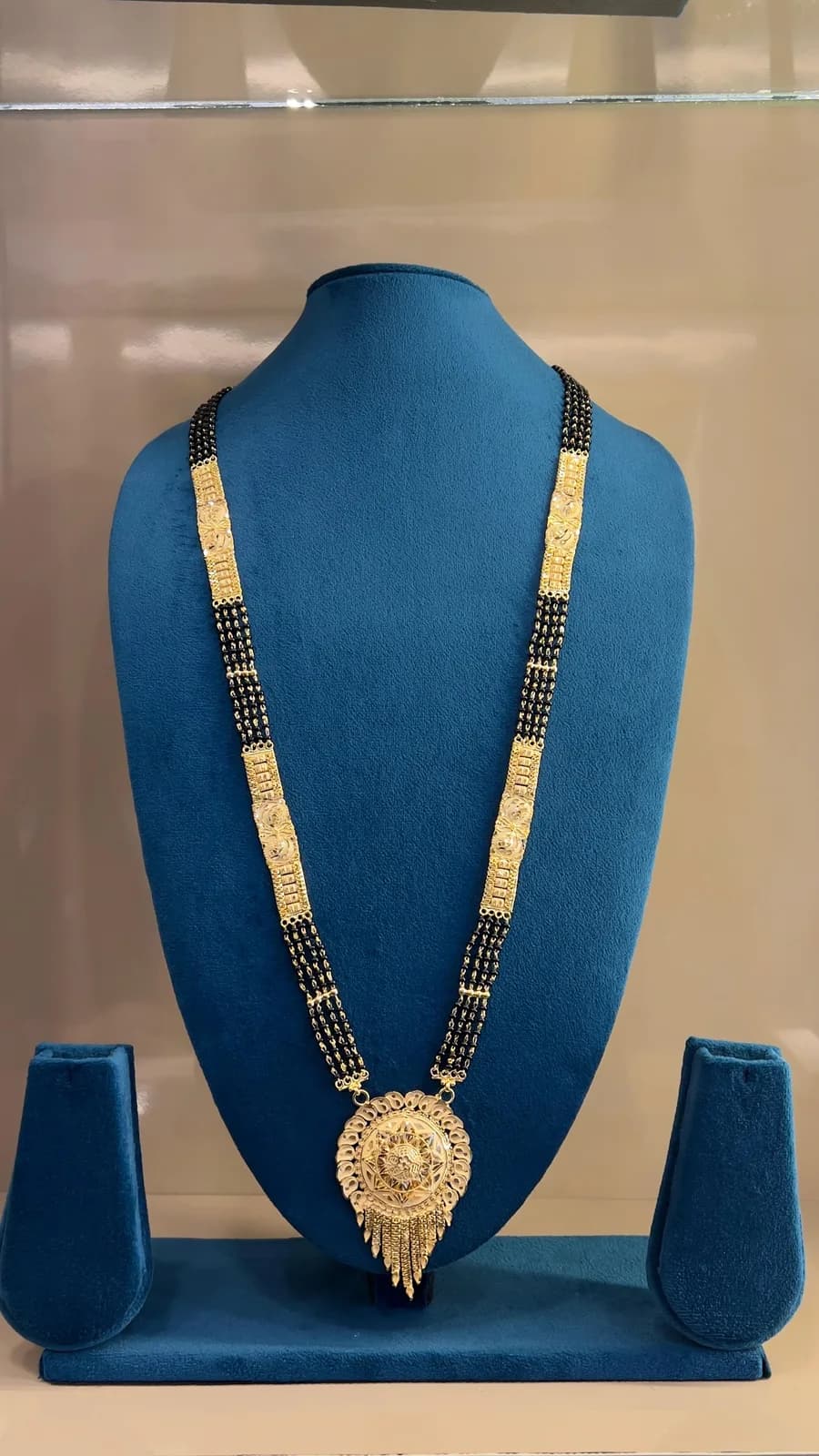 Black Beads (Lacche)